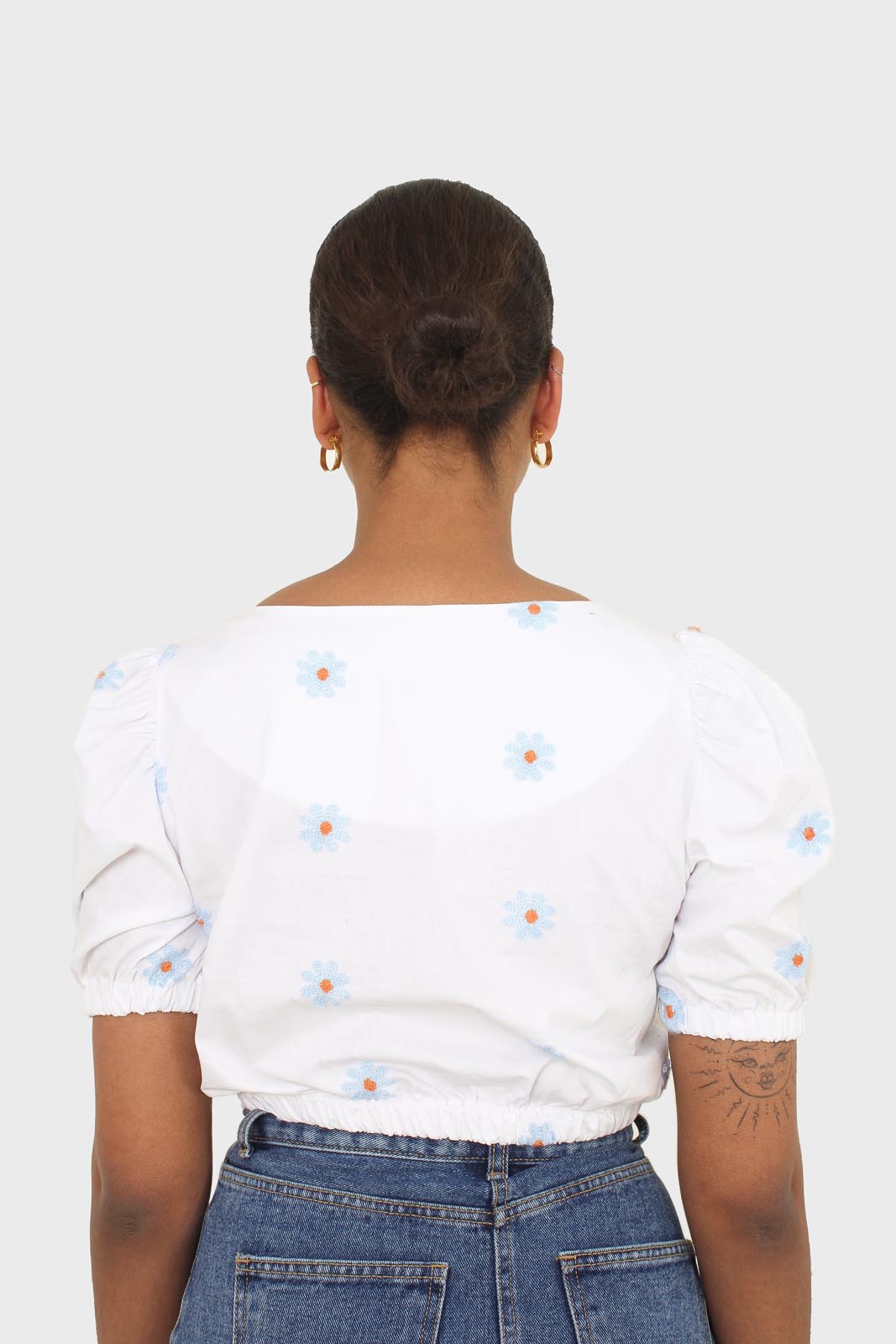 White embroidered daisy short sleeved top_2