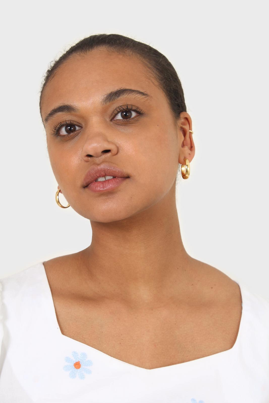 White embroidered daisy short sleeved top_4