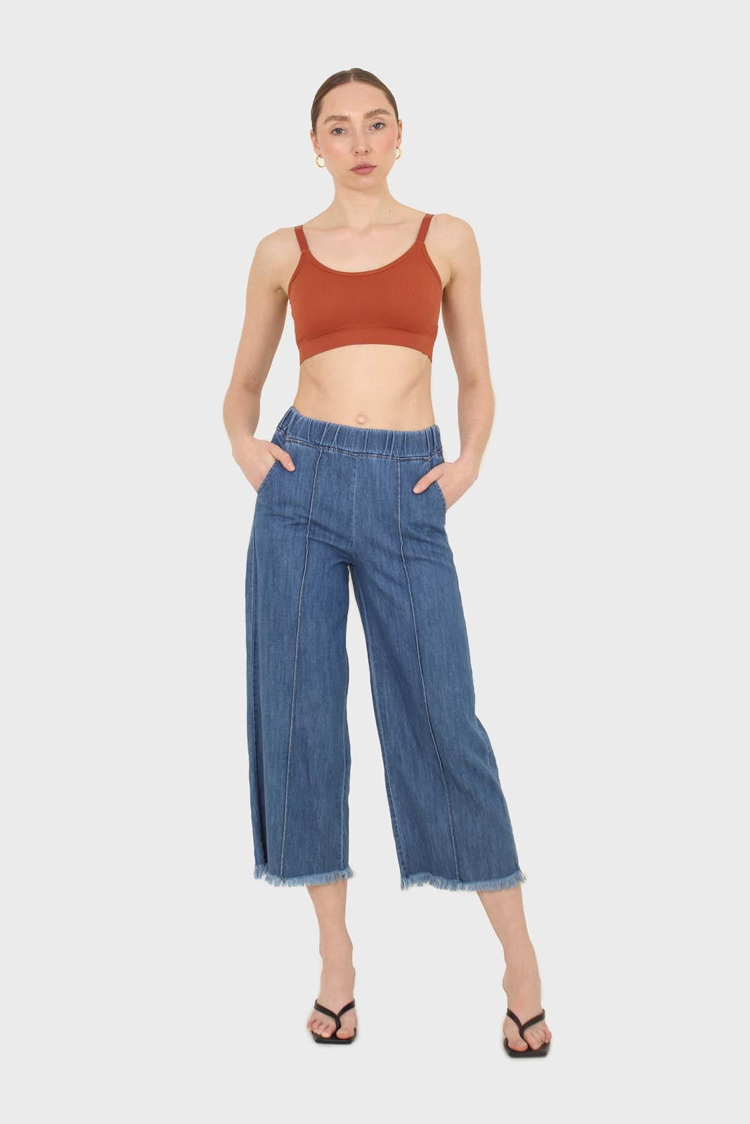 Blue pin tuck raw hem jeans_9