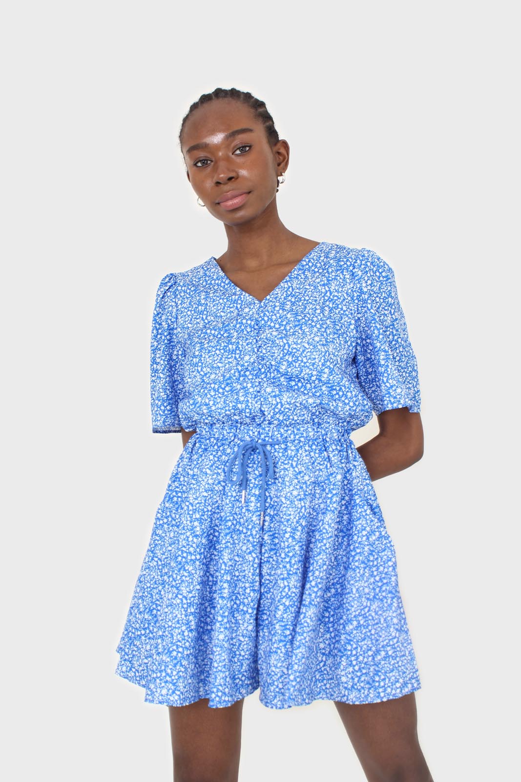 Blue and white floral print tie waist romper_1