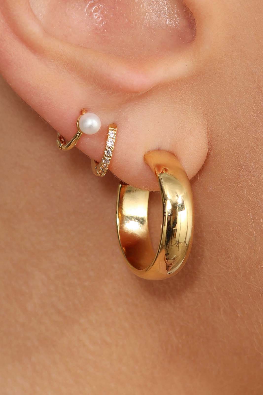 Gold dangling pearl single huggie earring - 4mm_3