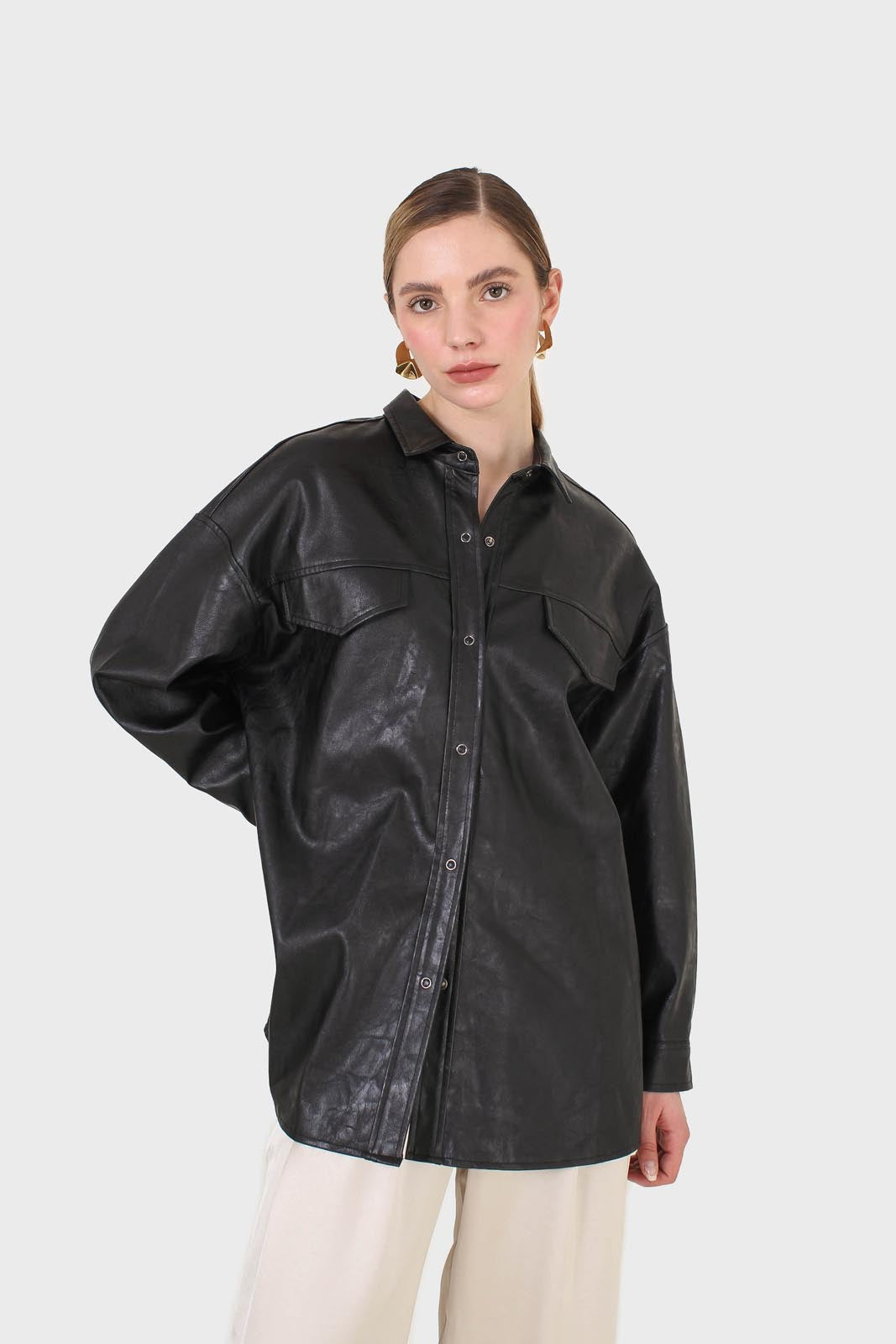 Black vegan leather belted shirt jacket_7
