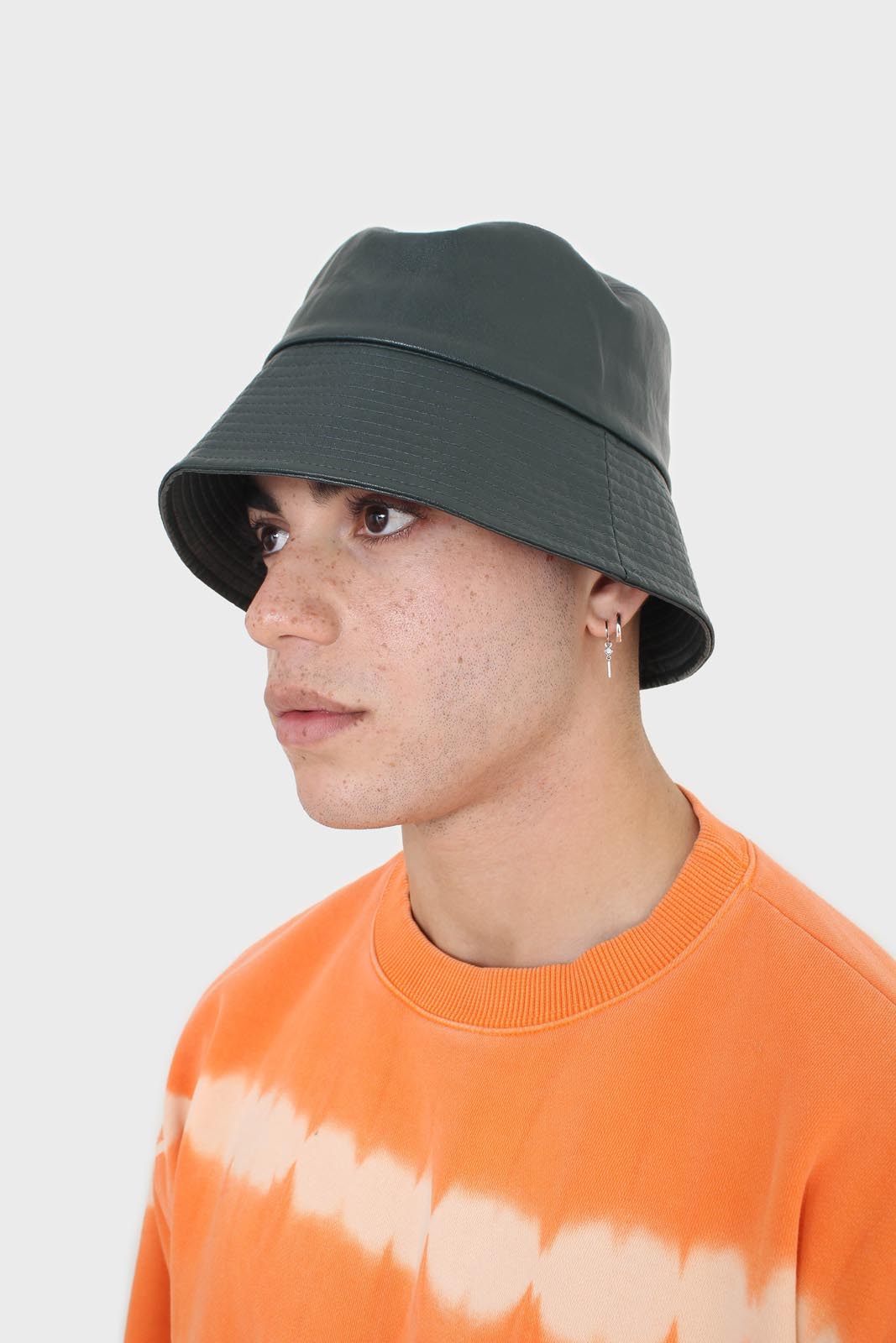 Green vegan leather bucket hat_2