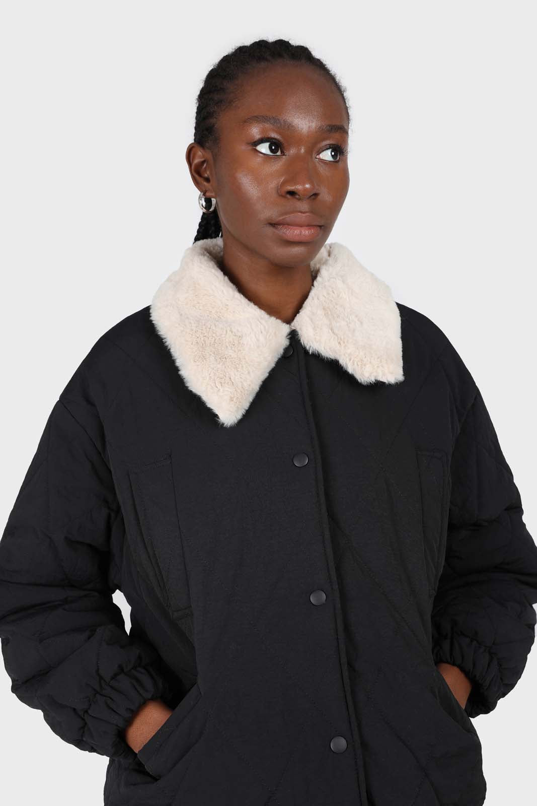 Black and ivory fuzzy pointed collar quilted jacket_7