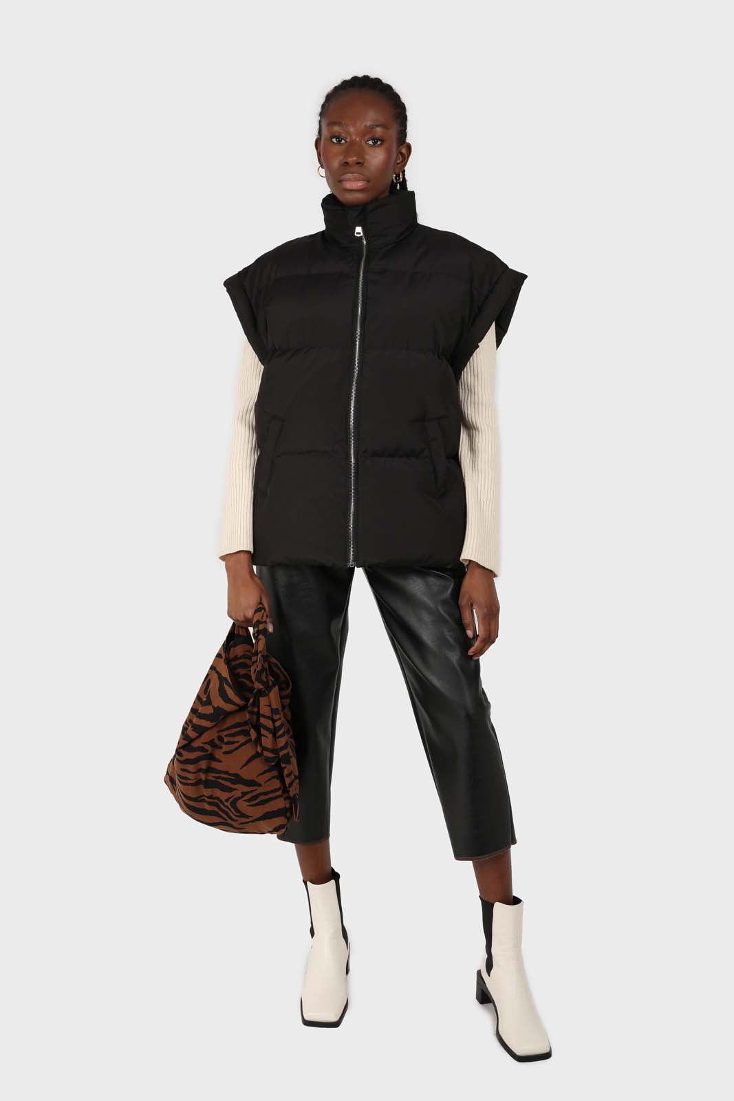 Black quilted zip up gilet_10