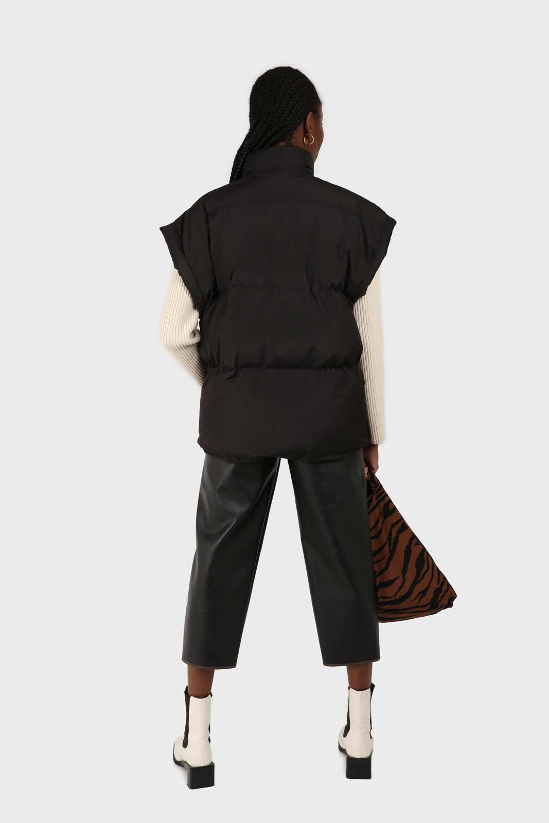 Black quilted zip up gilet_13