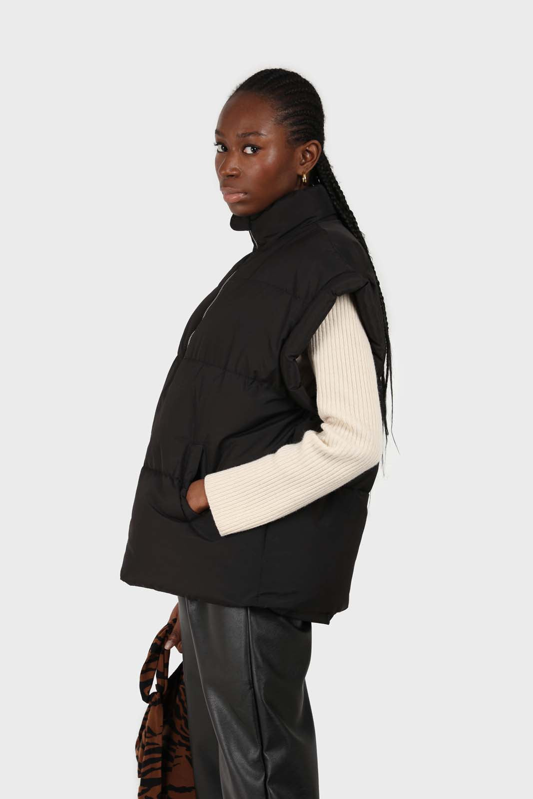 Black quilted zip up gilet_15