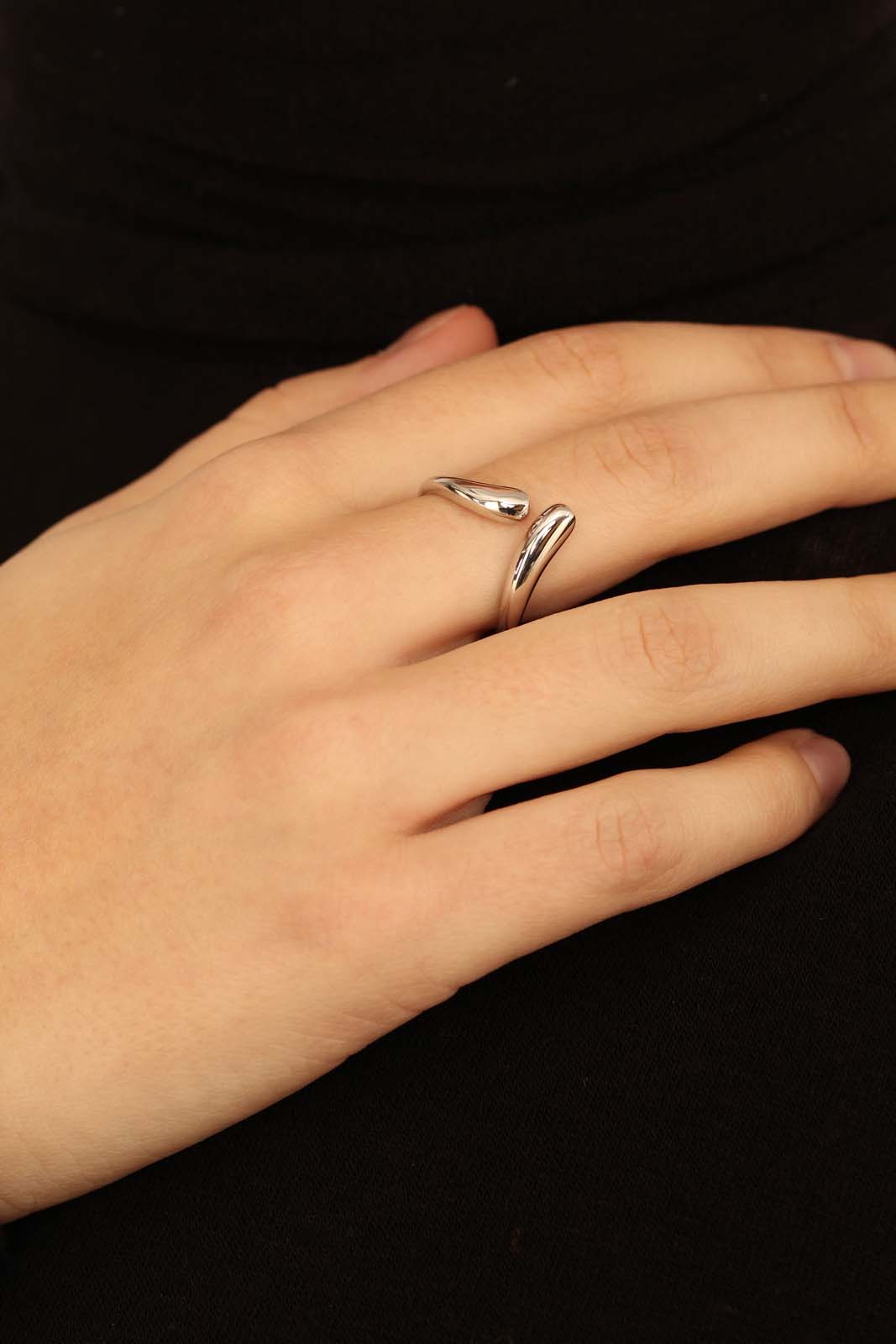 Silver colliding tear drops ring_3