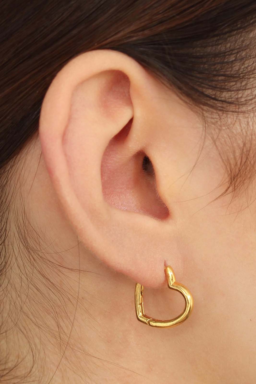 Gold small heart hoop earrings_2