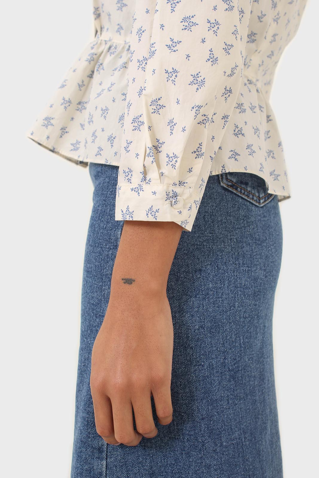 Ivory and blue floral print cotton blouse_8