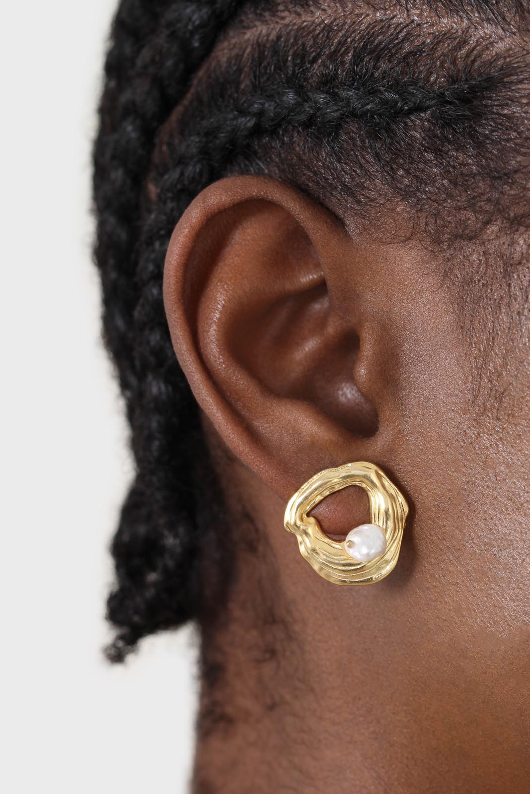 Gold and genuine pearl circle earrings_2