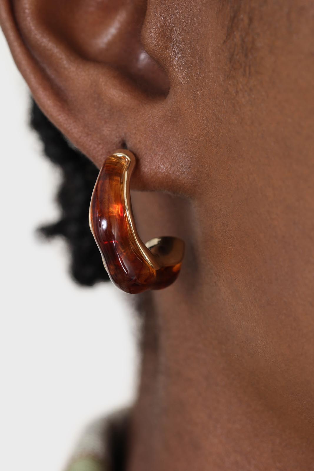 Gold and tortoise stud hoop earrings_5