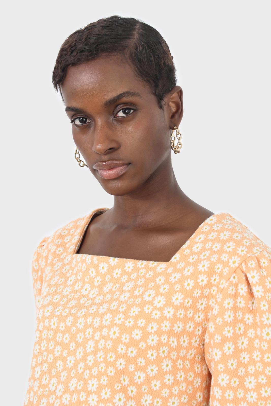 Orange daisies square neckline puff sleeve cropped top_5