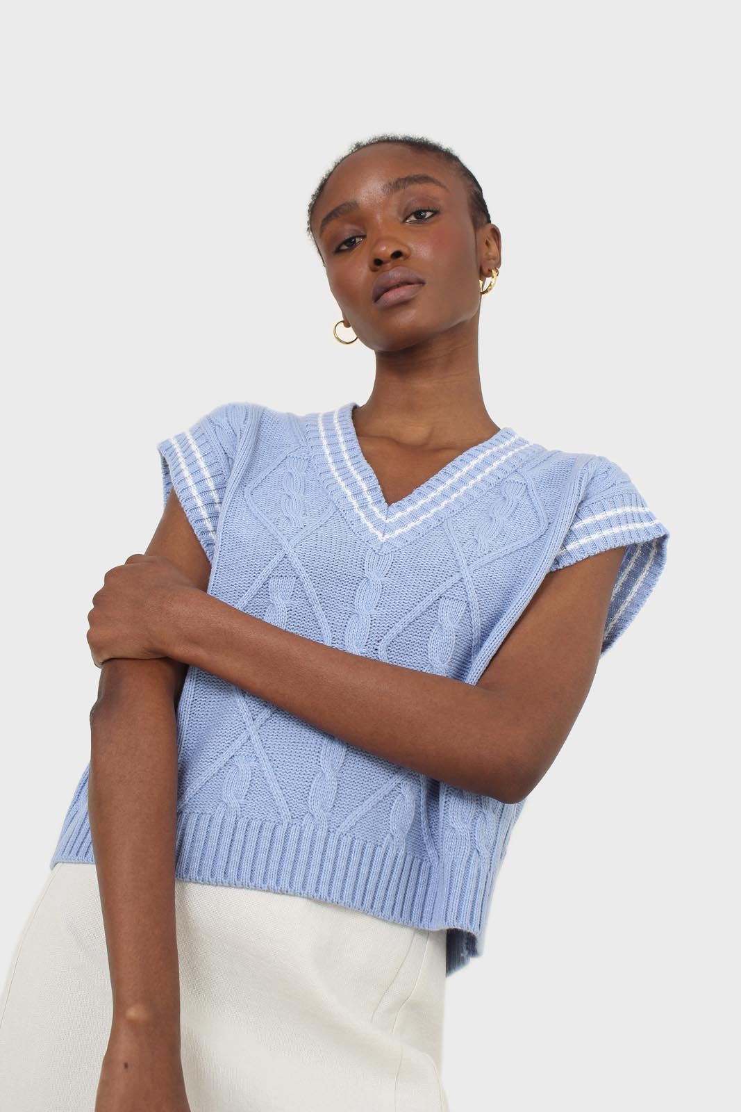 Light blue and white varsity cable sweater vest_7
