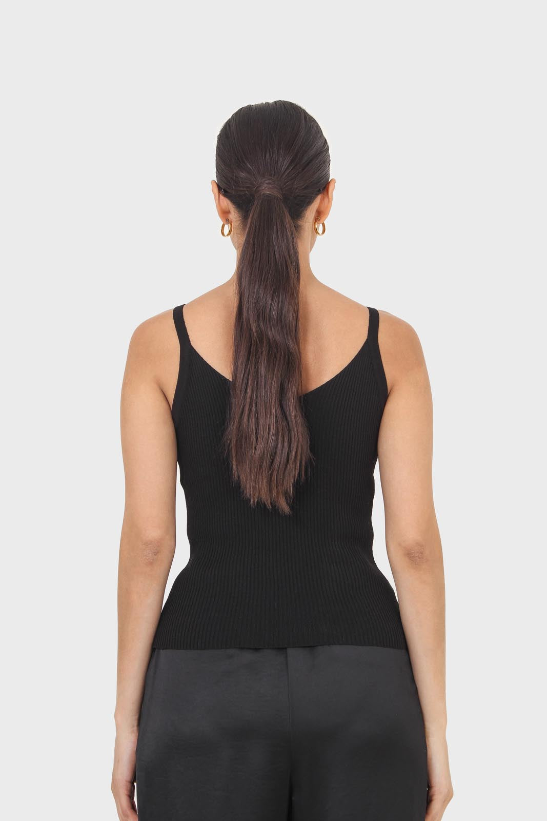 Black v-neck knit tank_3