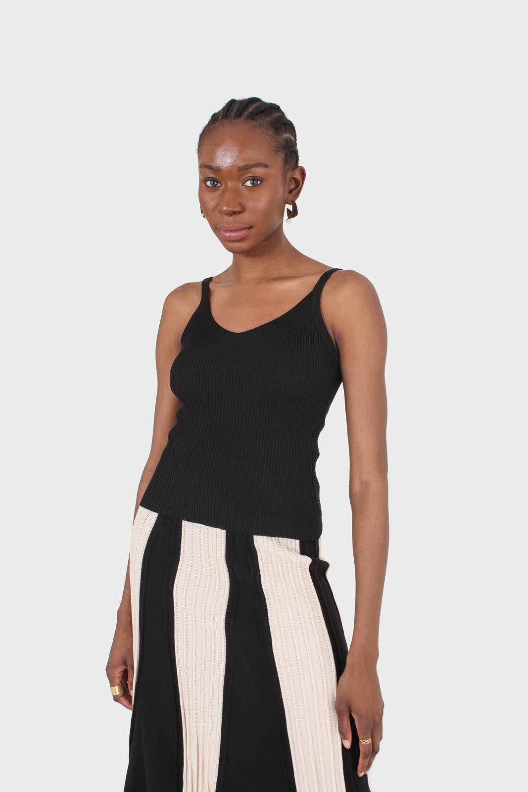 Black v-neck knit tank_10