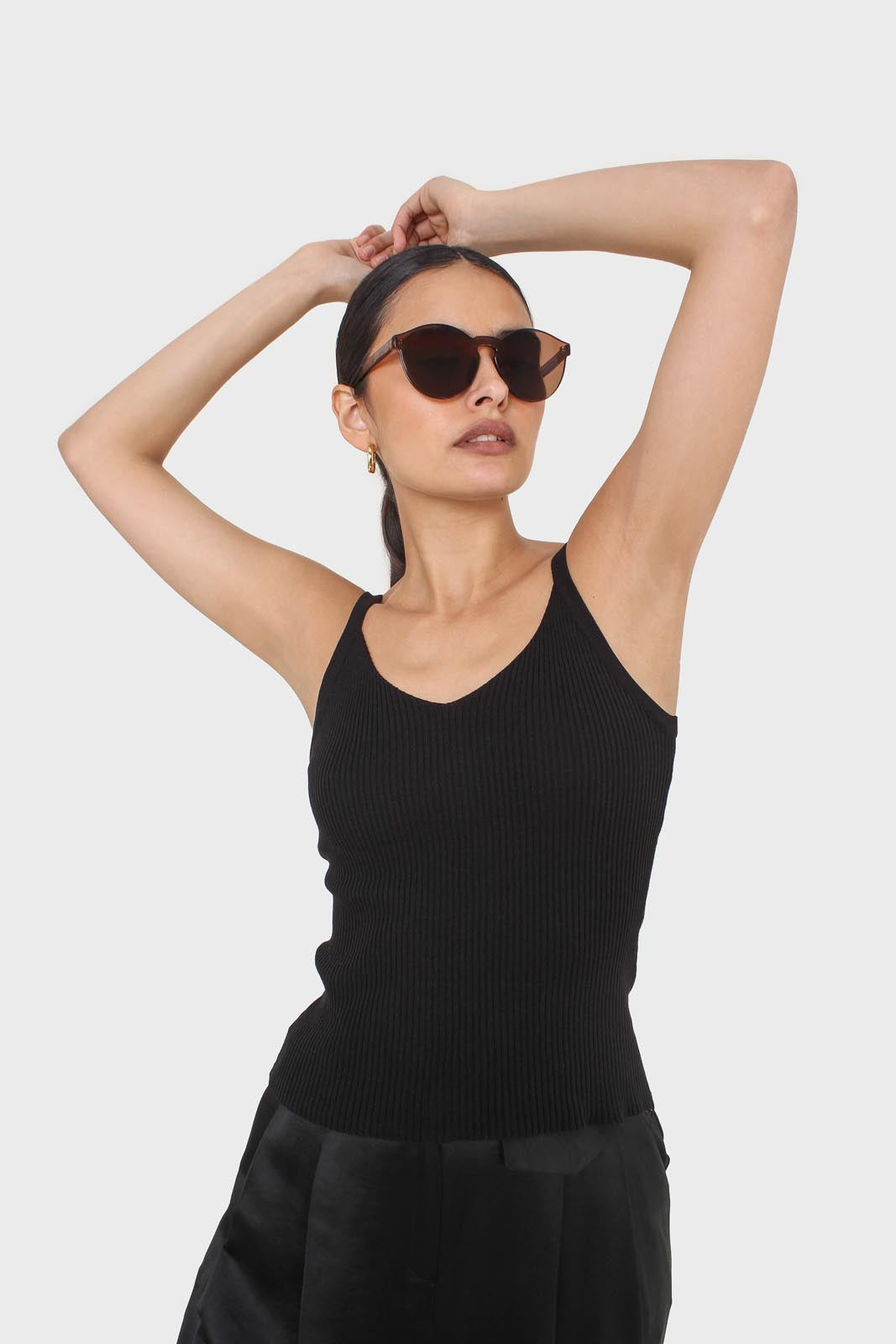 Black v-neck knit tank_4