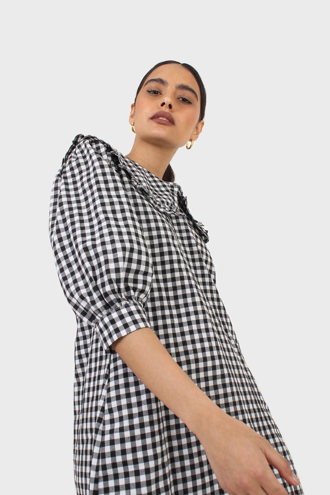 Black and ivory gingham large collar mini dress_7