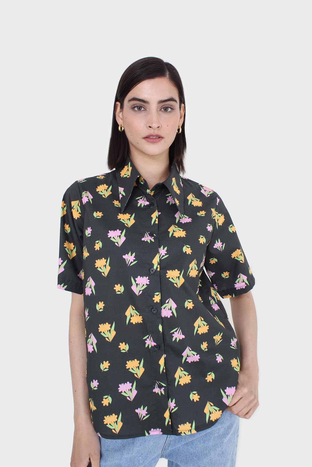 Black large pointed collar floral graphic print shirt_9