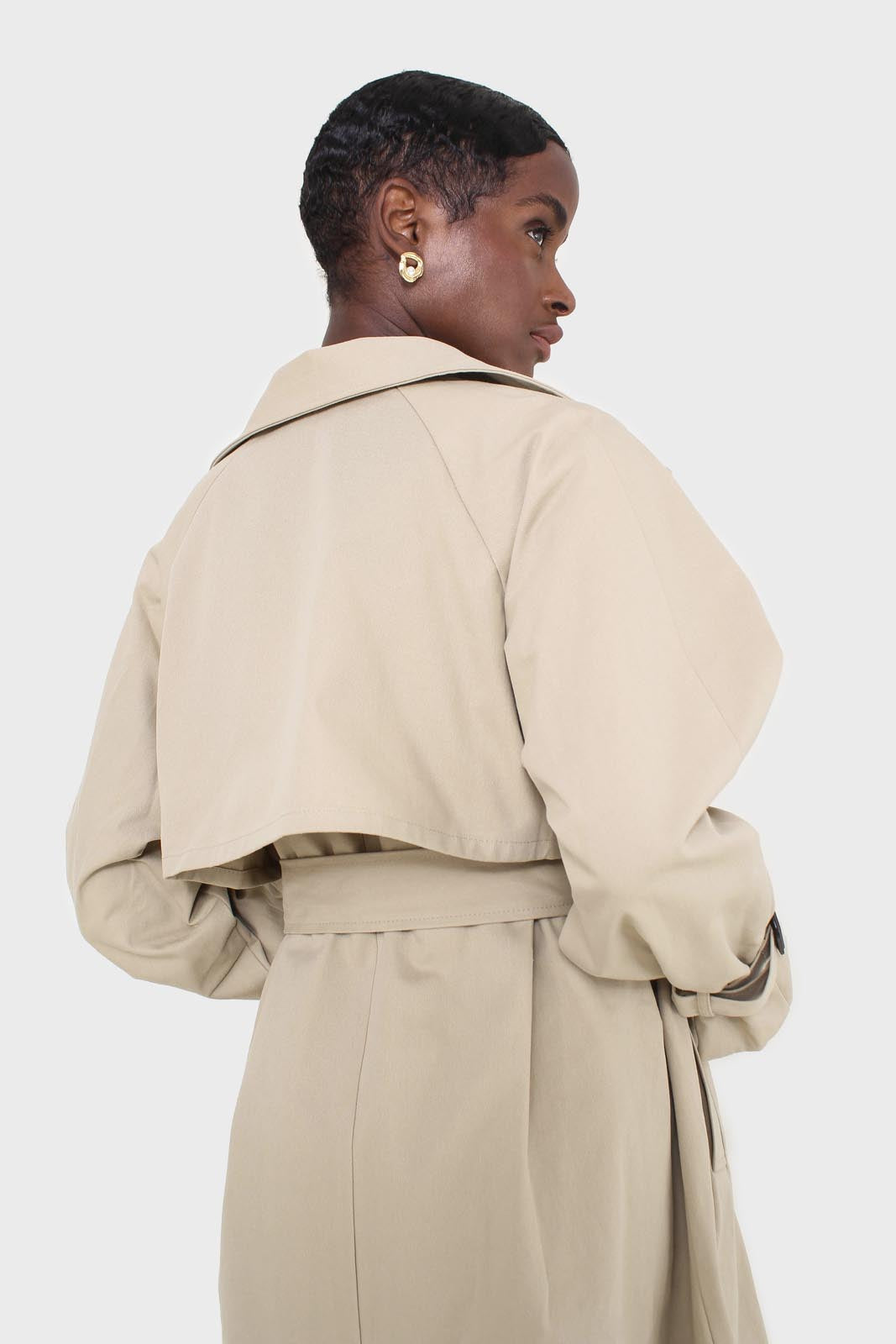 Light beige single breasted buckle detail trench coat_5