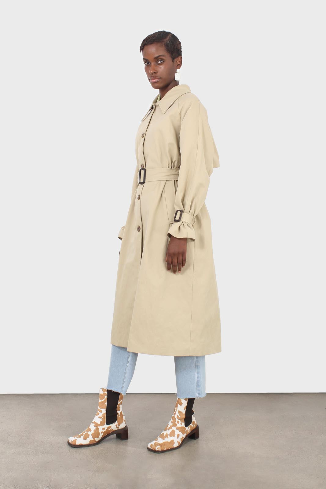 Light beige single breasted buckle detail trench coat_3