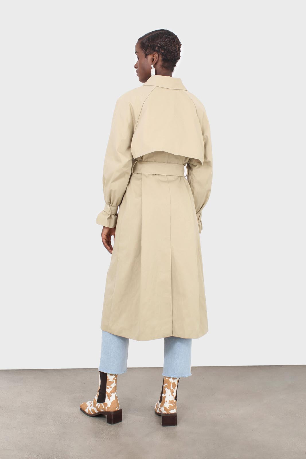Light beige single breasted buckle detail trench coat_2