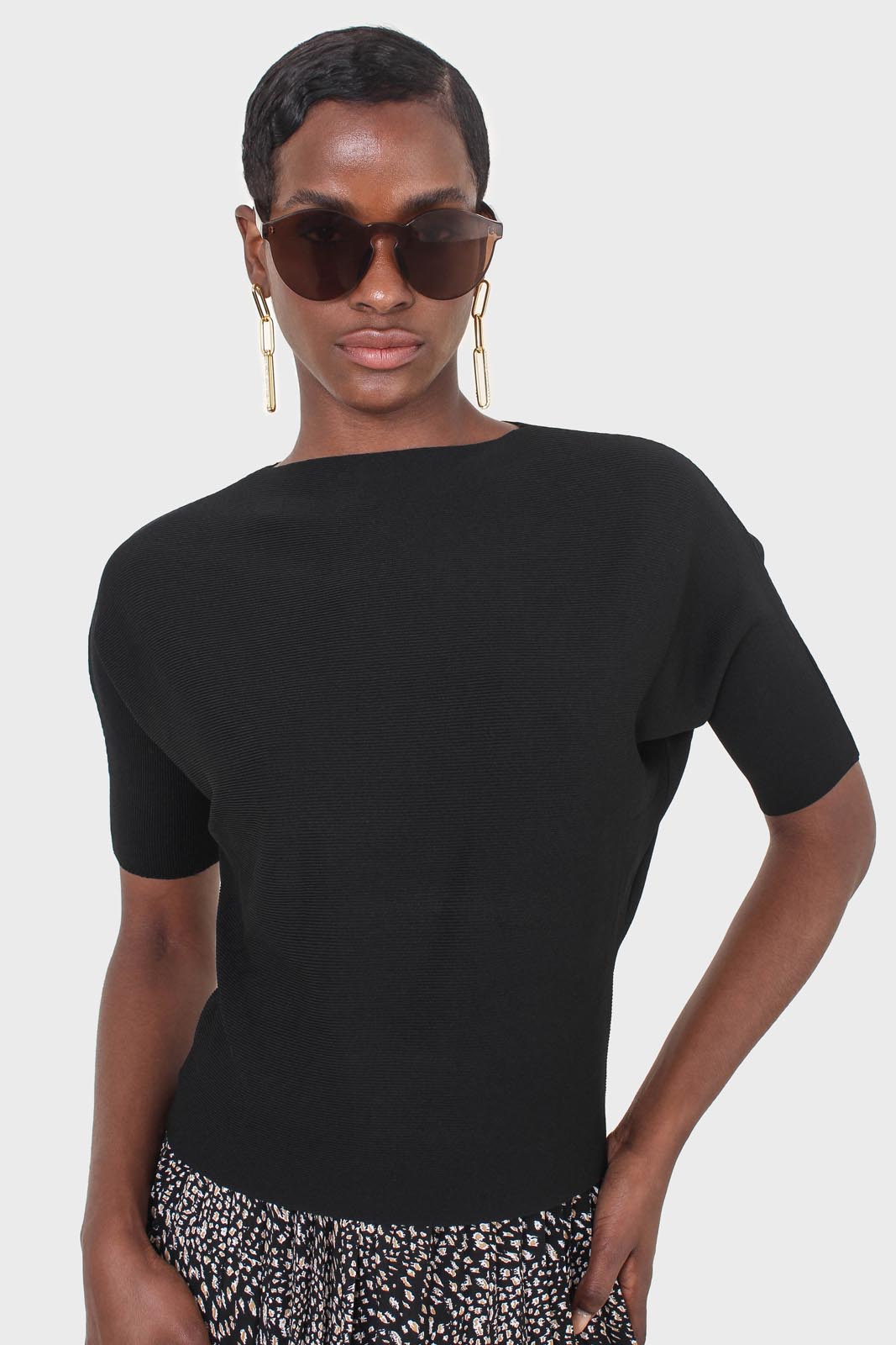 Black horizontal rib short sleeved knit top_1