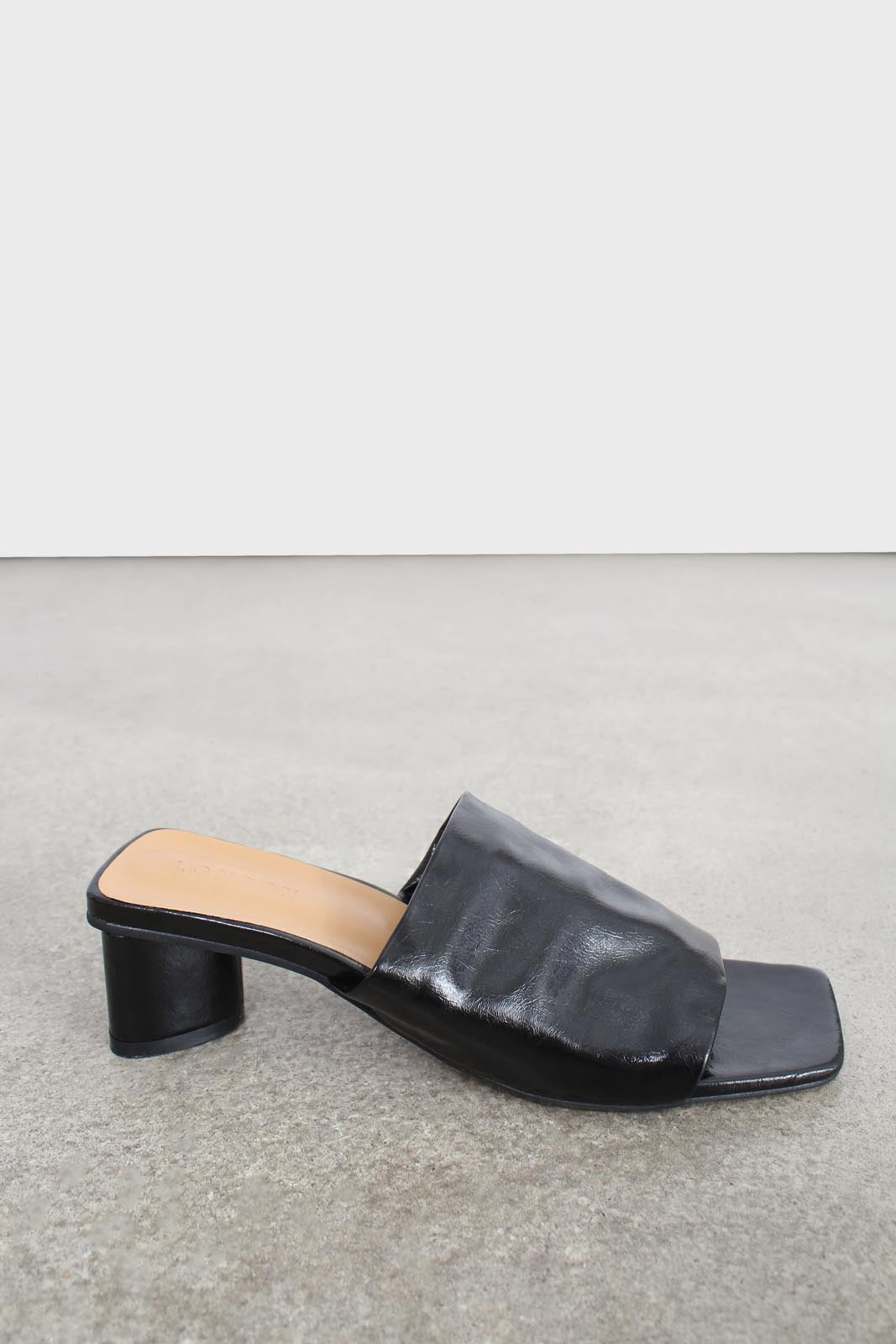 Black shine triangle mid heeled mule_8