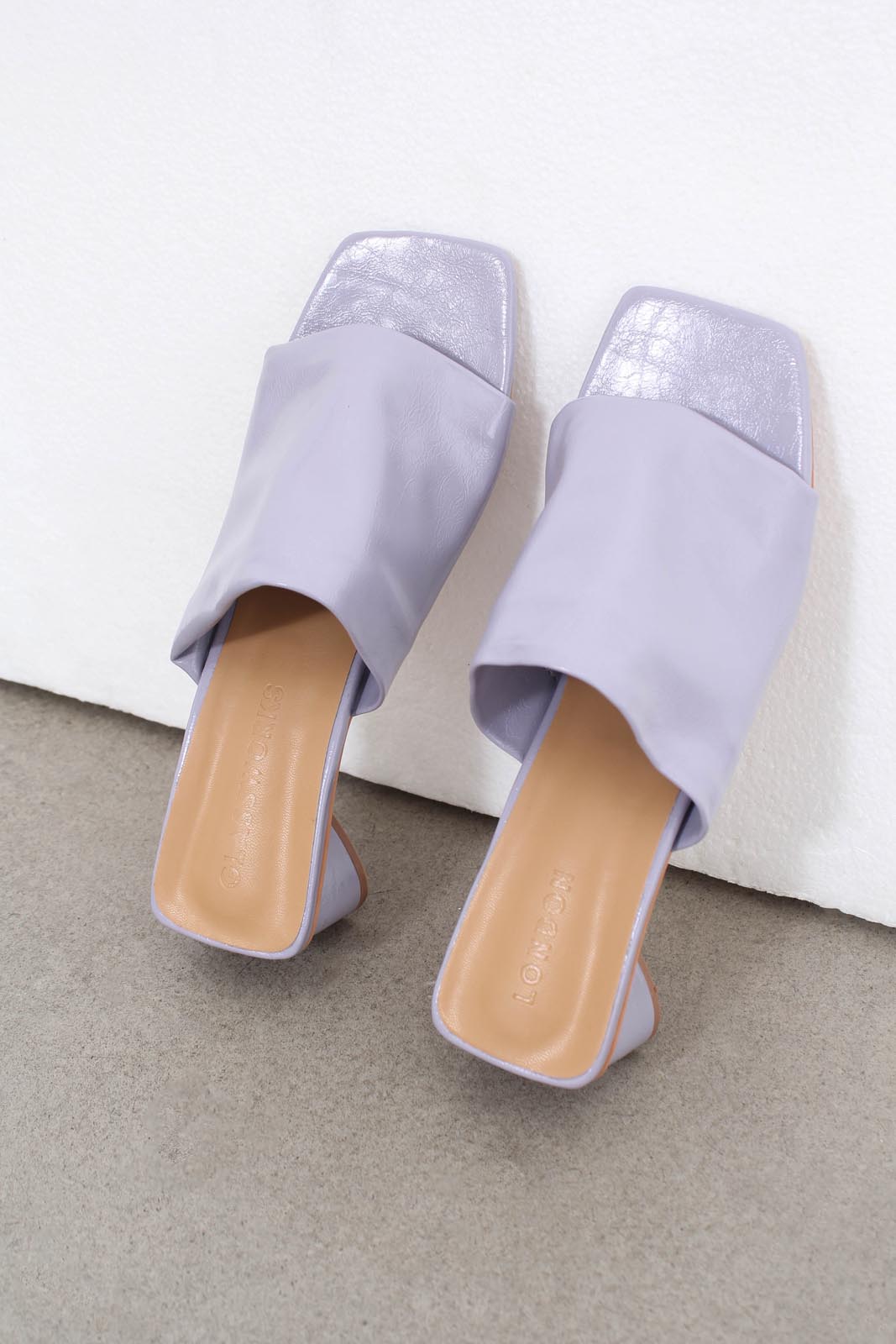 Lilac shine triangle mid heeled mule_9