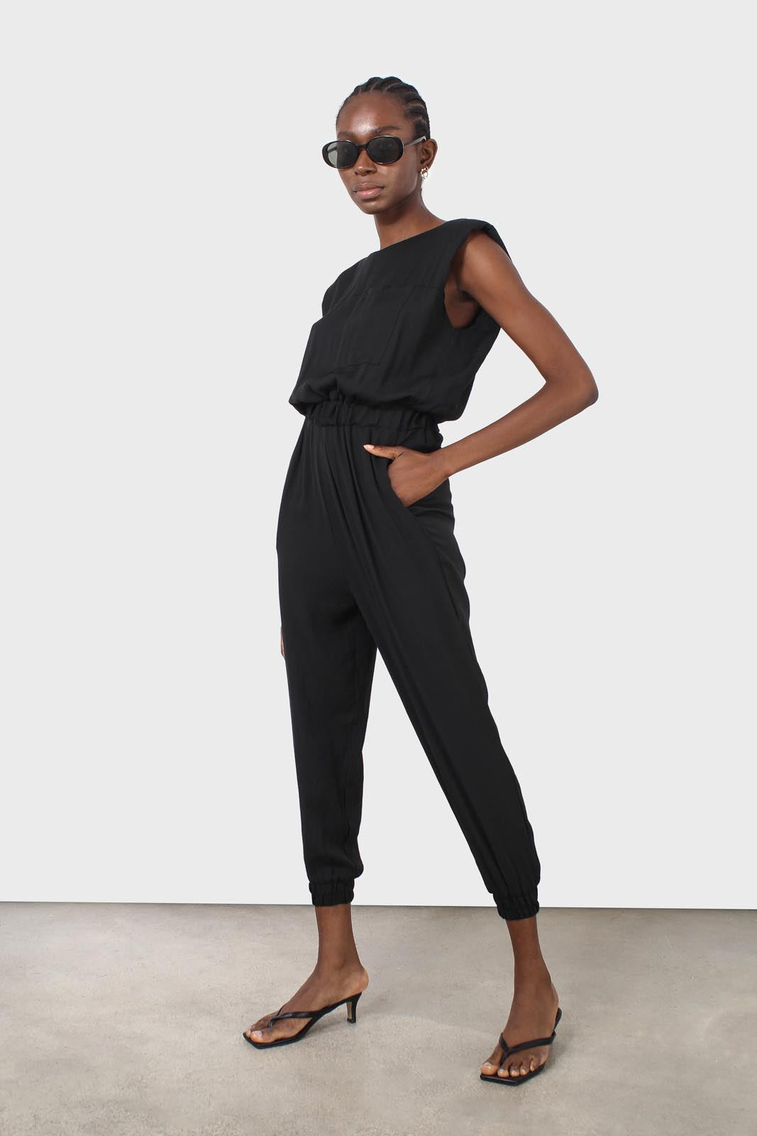 Black simple sleeveless jumpsuit_1