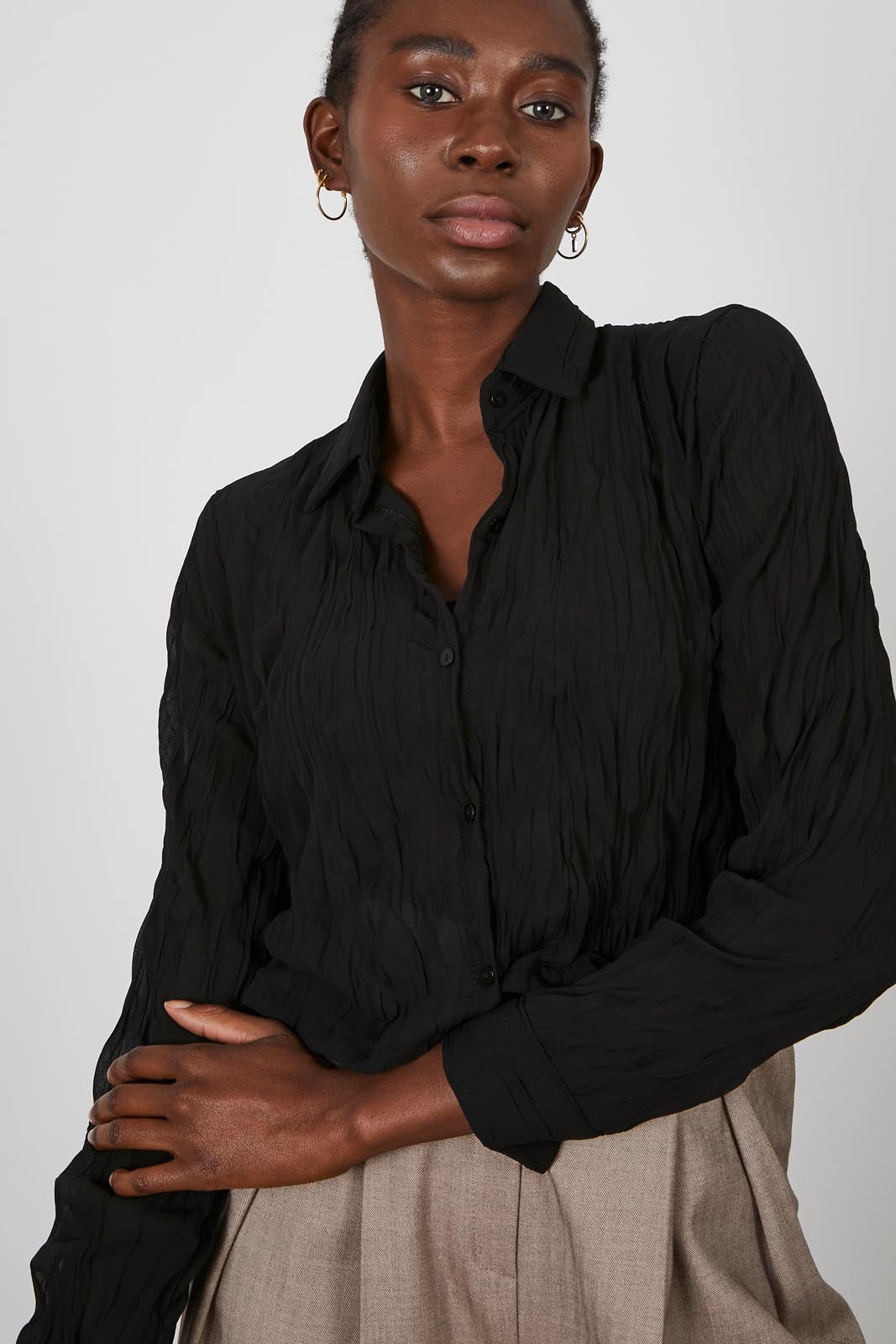 Black wrinkle button up blouse_1