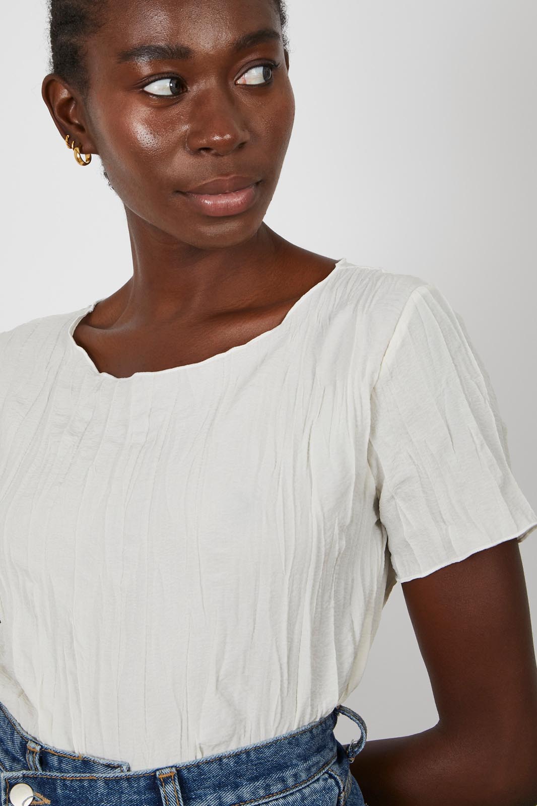 Beige wrinkled short sleeved tee_1