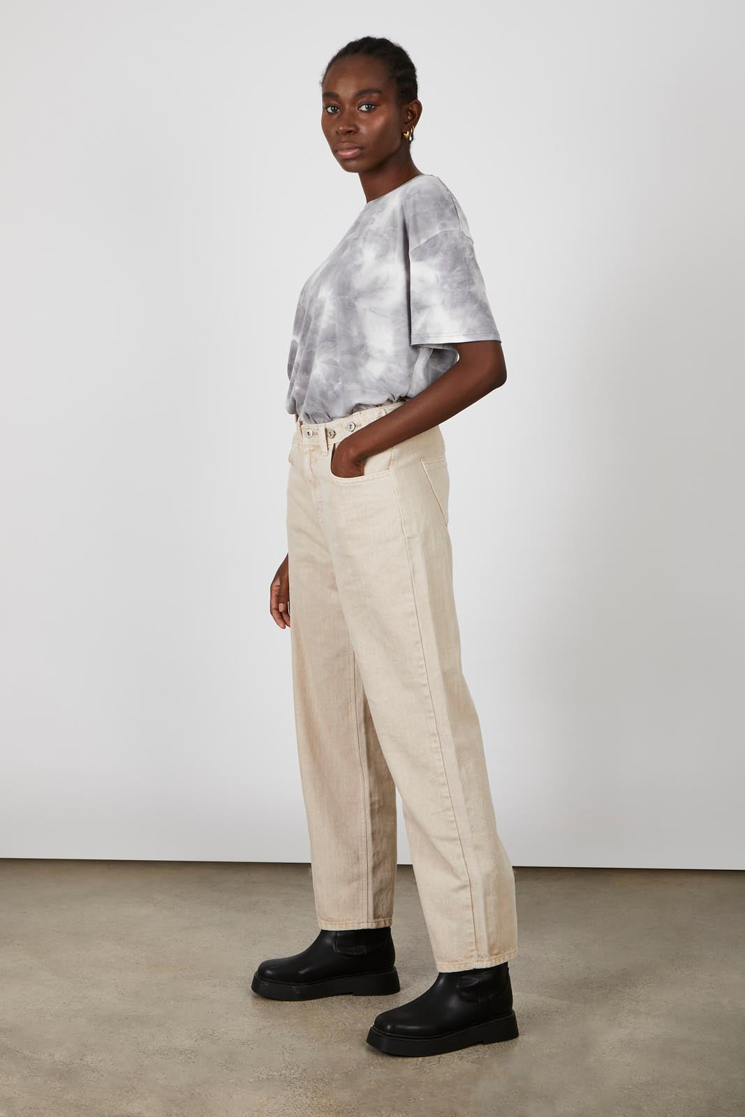 Washed beige adjustable side button jeans_4