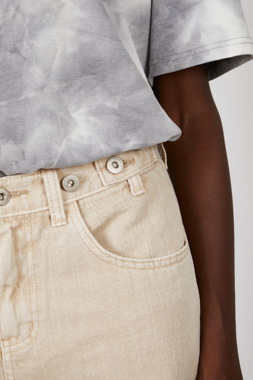 Washed beige adjustable side button jeans_2