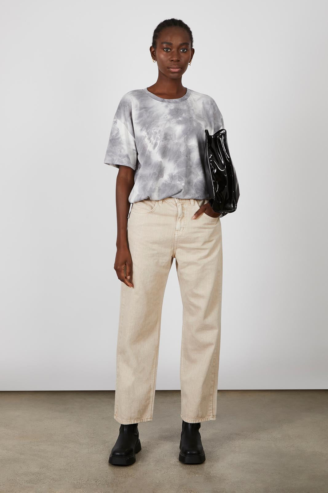 Washed beige adjustable side button jeans_1