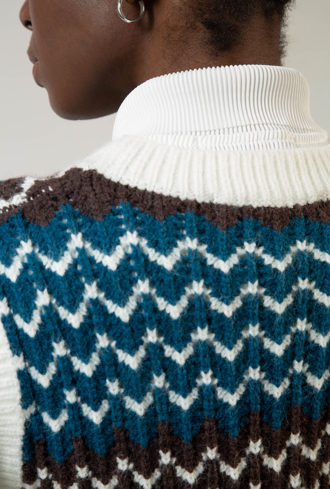 Blue intarsia wave ivory trim sweater vest_8