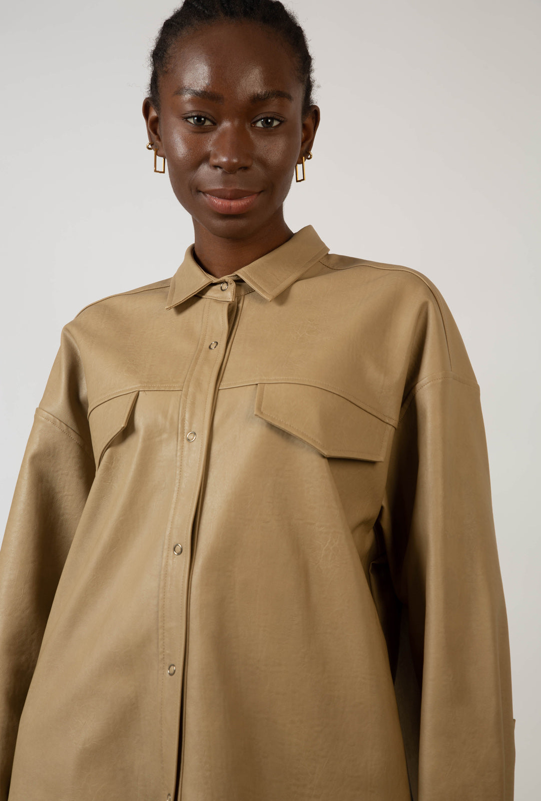 Beige vegan leather belted shirt jacket_10