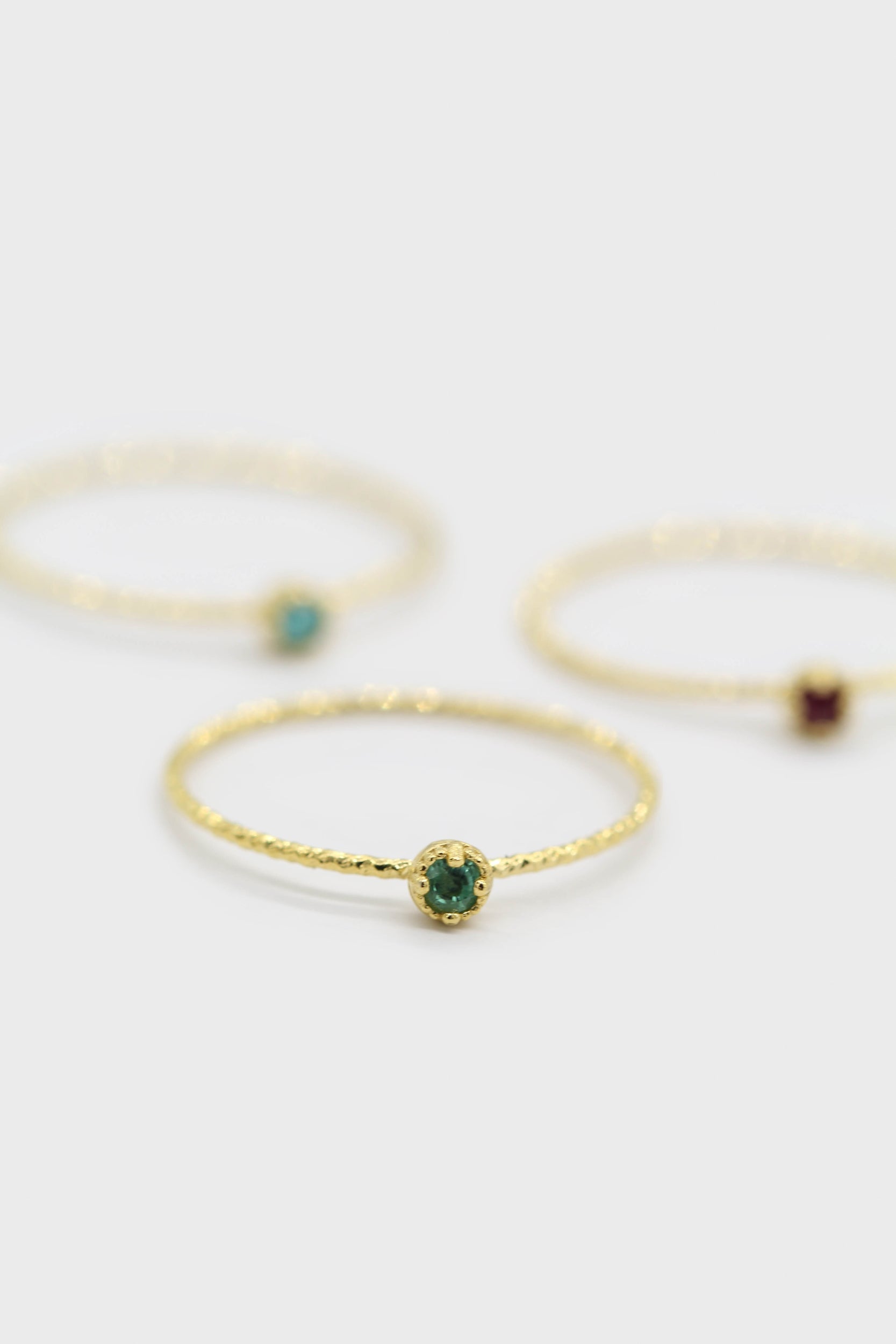 Gold emerald birthstone ring / May - green_1