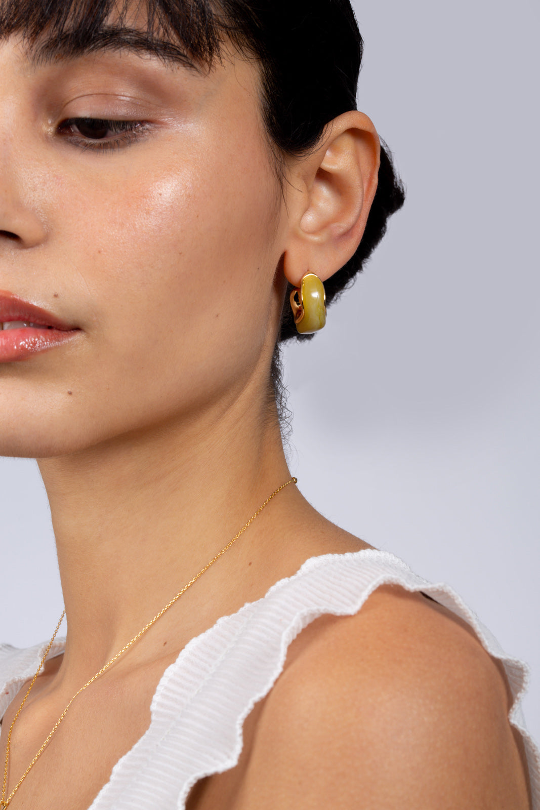 Light khaki swirl and gold hoop earrings_4