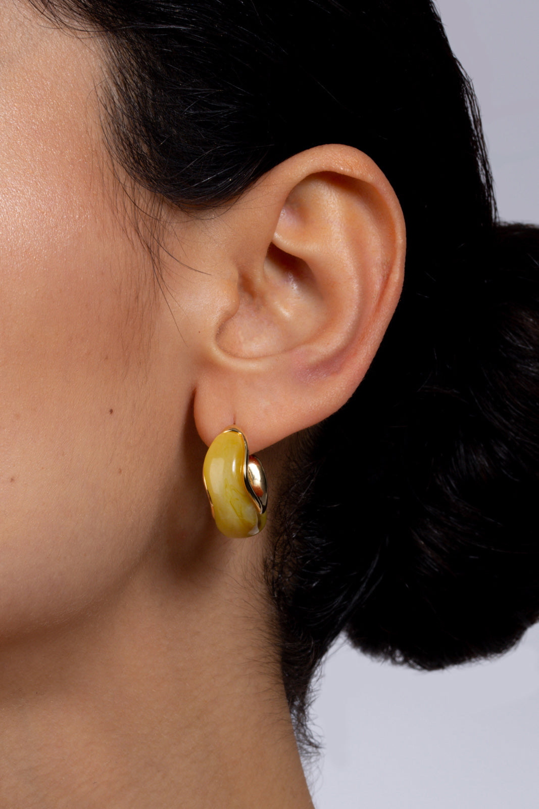 Light khaki swirl and gold hoop earrings_2