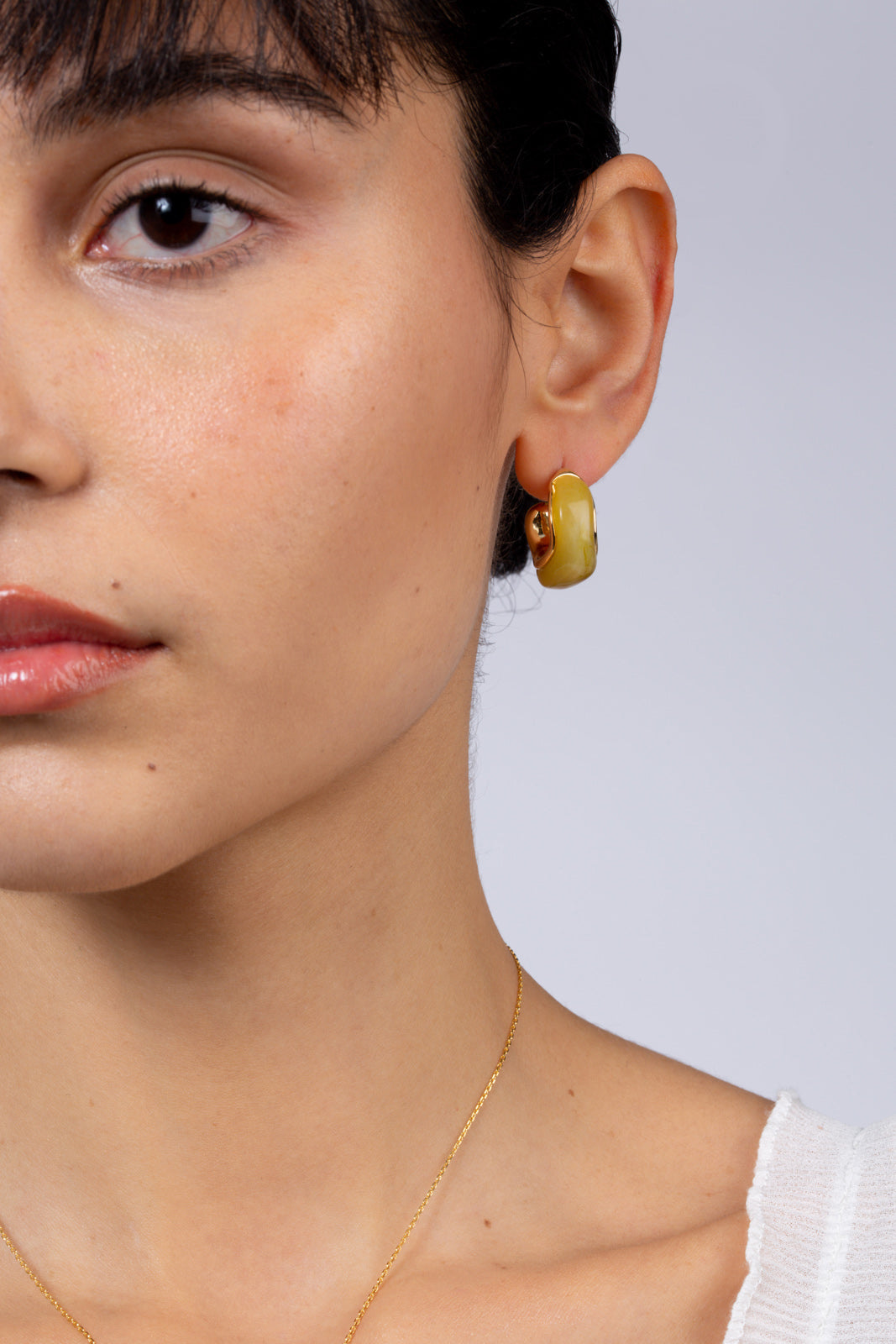 Light khaki swirl and gold hoop earrings_5