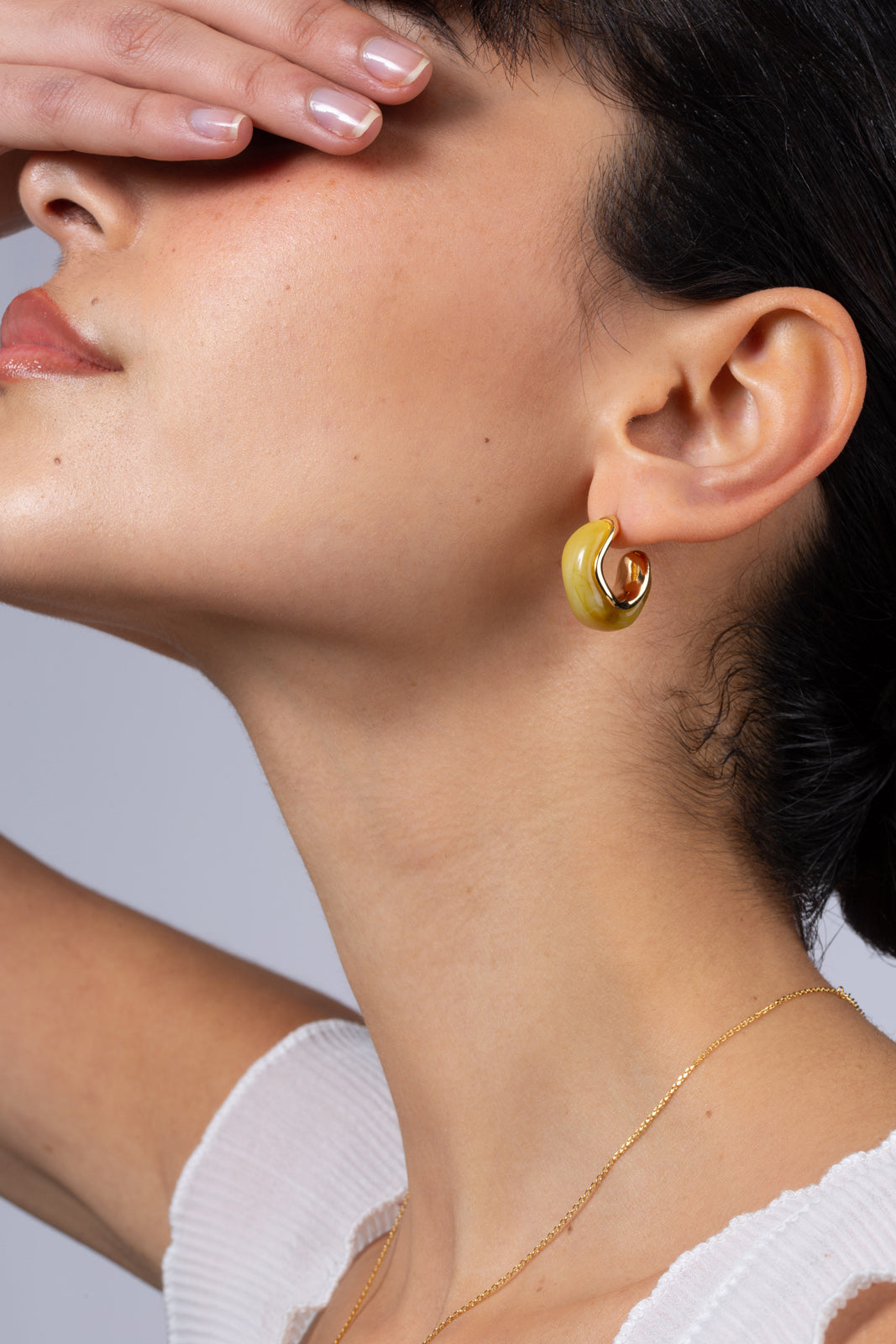 Light khaki swirl and gold hoop earrings_3