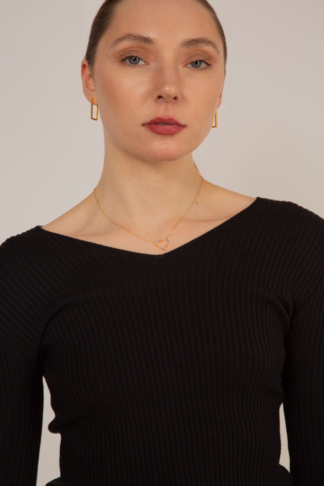 Black V-neck ribbed long sleeved knit top_1