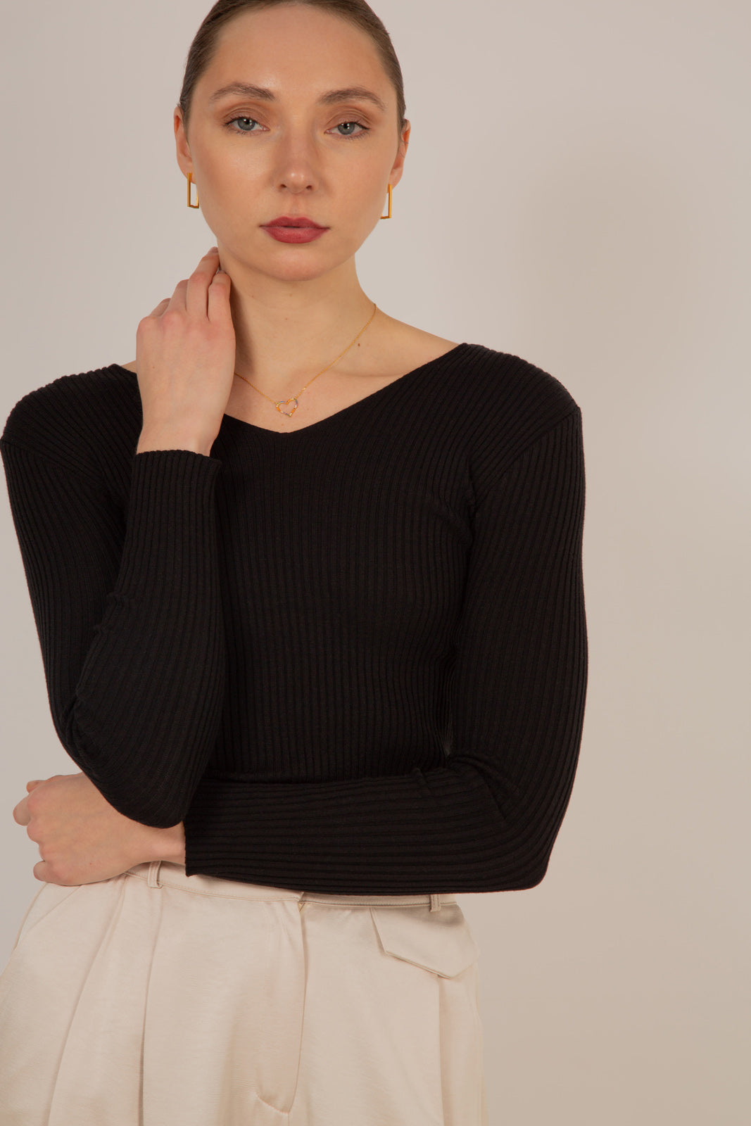 Black V-neck ribbed long sleeved knit top_4