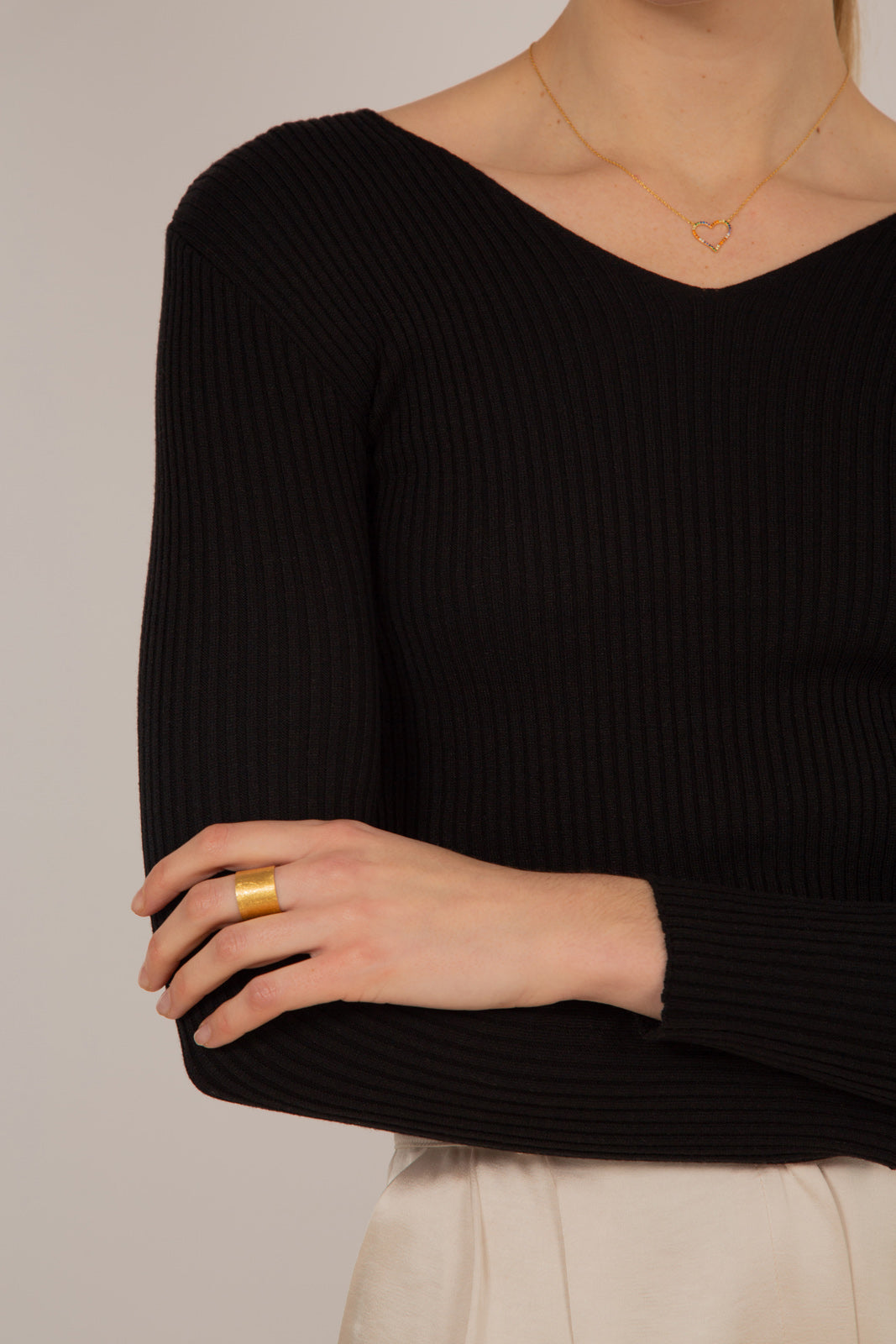 Black V-neck ribbed long sleeved knit top_9