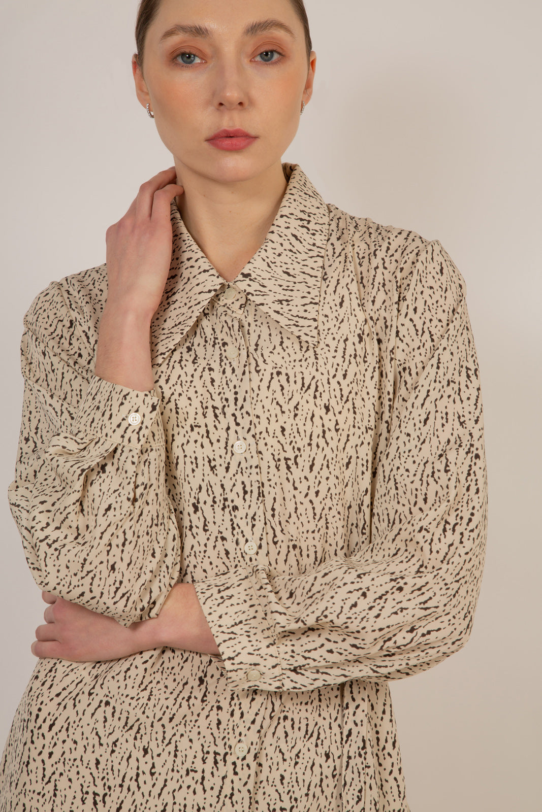 Ivory and black abstract print shirt dress_5