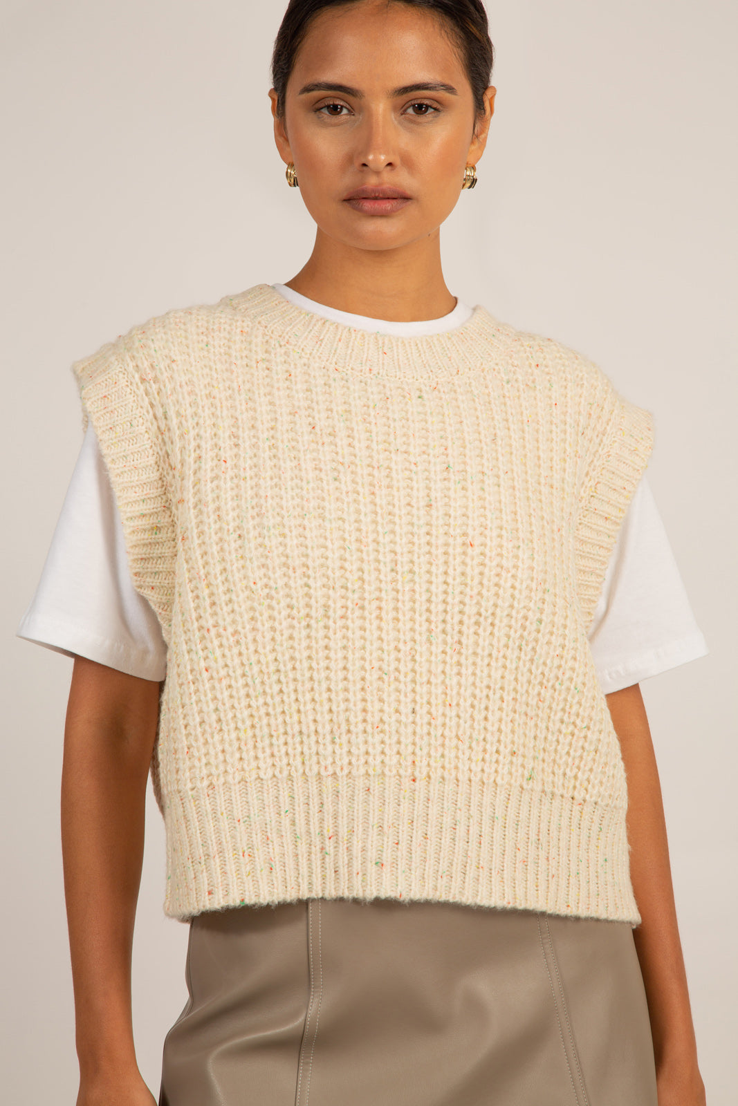Oatmeal flecked ribbed sweater vest_7
