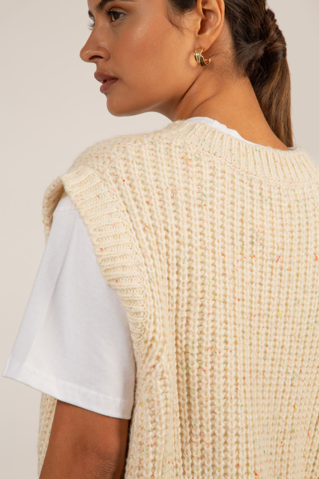 Oatmeal flecked ribbed sweater vest_4