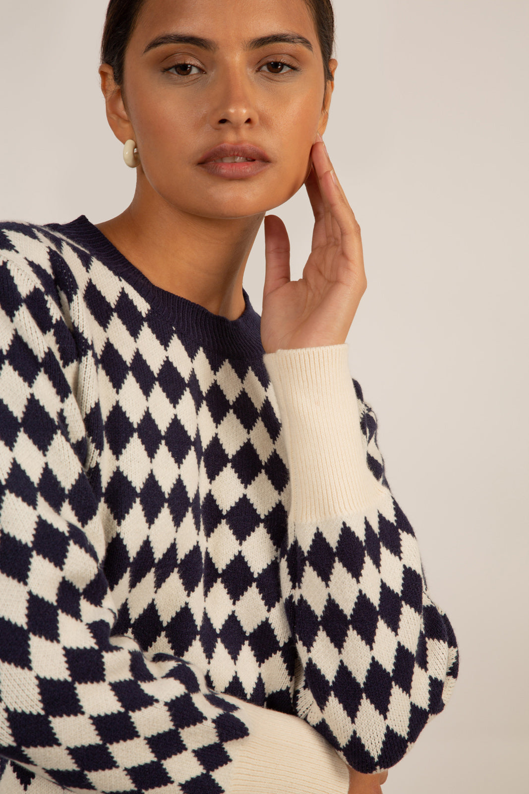 Navy and ivory diamond contrast hem jumper_3