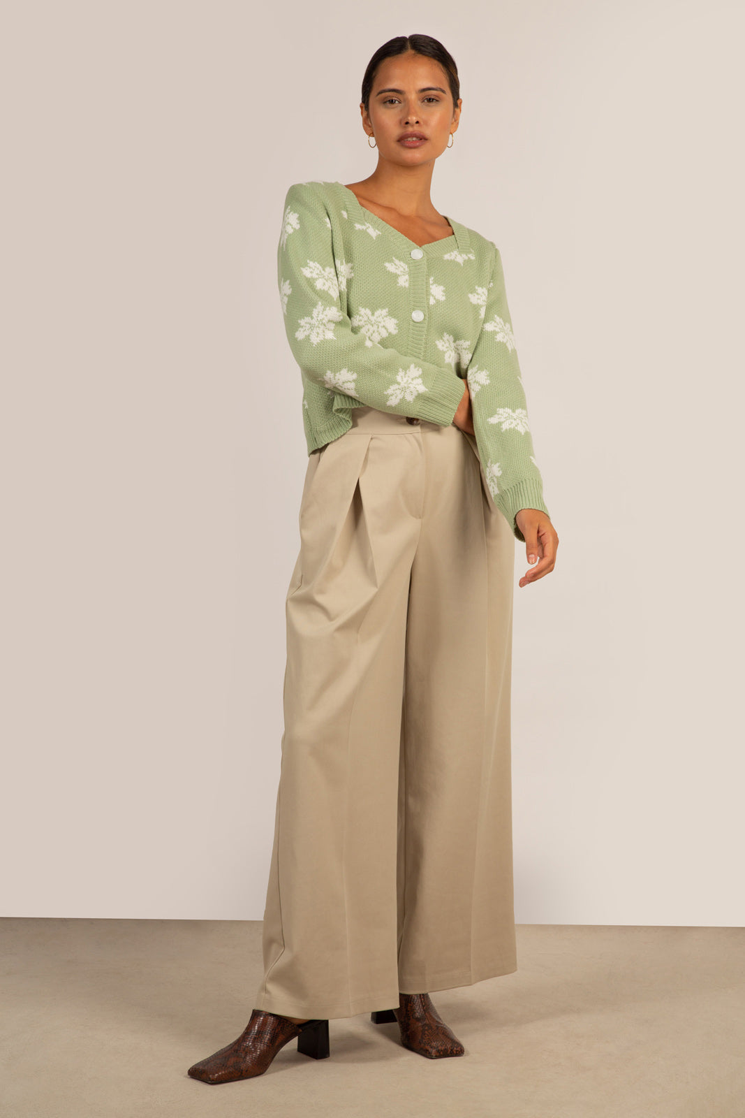 Green and white intarsia flower cardigan_4